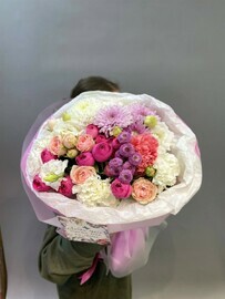 Букет с пионовидными розами, хризантемами, диантусами и эустомой