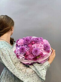 Яркий сочный букет с хризантемами и кустовыми розами