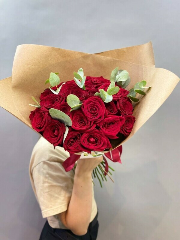 Buket iz 21 kustovoj rozi s evkaliptom, standart