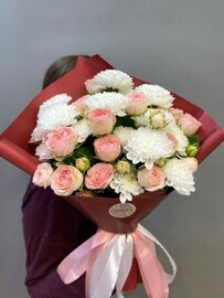 Букет с пионовидными розами и хризантемой