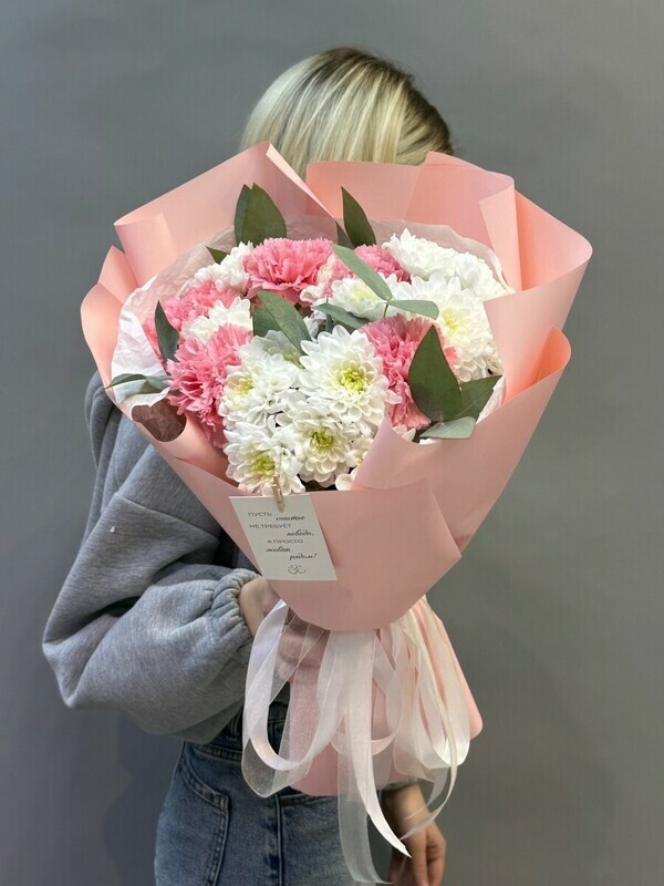 Buket iz hrizantem i diantusov 8 marta, standart