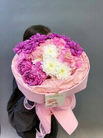 YArkij buket s hrizantemami, gortenziej, rozami i diantusami