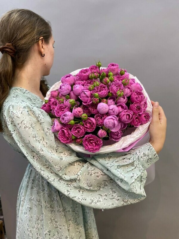 Mono buket iz 19 malinovih kustovih roz, standart