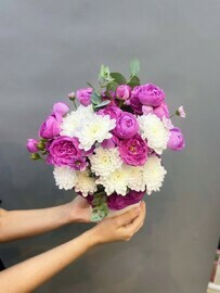 Композиция в шляпной коробке с добавлением кустовой хризантемы