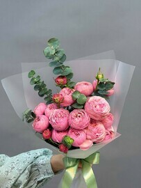 Buket  iz 5 kustovih pionovidnih roz s evkaliptom