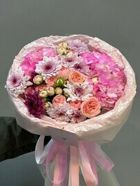 Buket s gortenziej, hrizantemoj i rozami