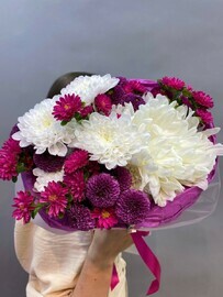Яркий букет из разносортной хризантемы