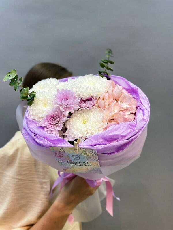 Nezhnij buket s dobavleniem hrizantemi i gortenzii, standart