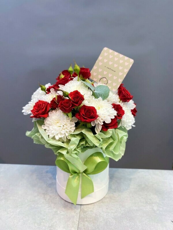 Kompozitciya v shlyapnoj korobke s dobavleniem krasnoj kustovoj rozi, standart