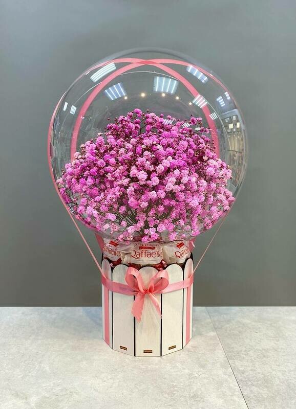 Mini kompozitciya s gipsofiloj v share babls s rafaello, standart