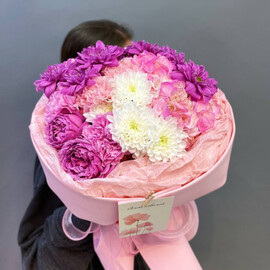 YArkij buket s hrizantemami, gortenziej, rozami i diantusami