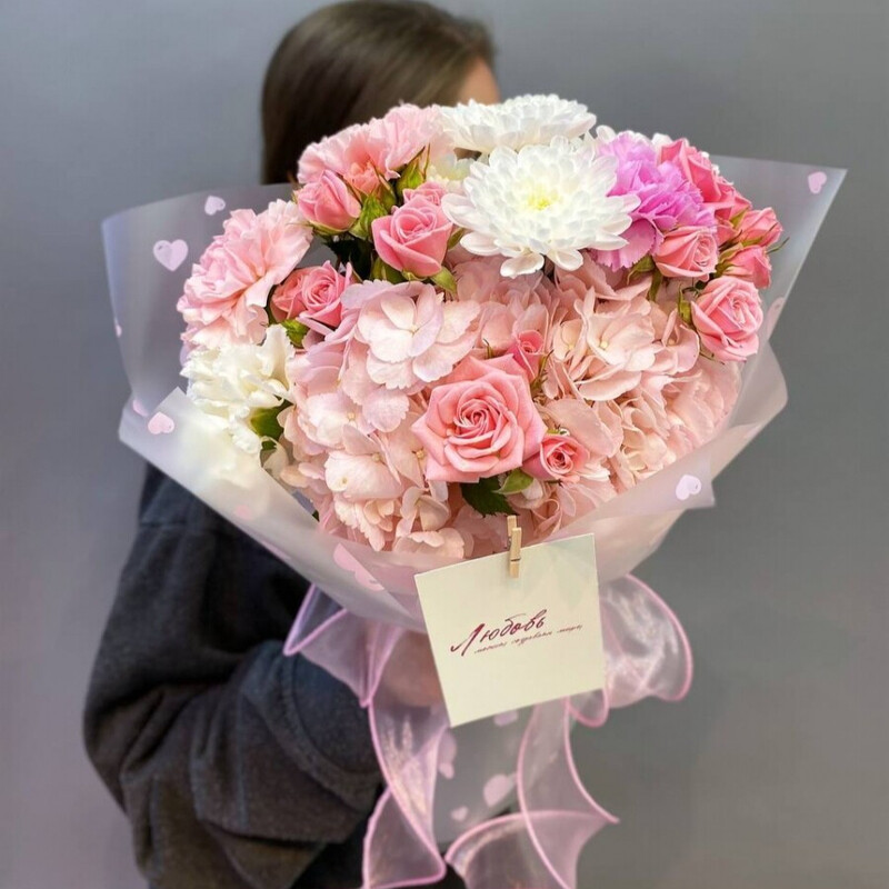 Romantichnij buket s gortenziej, rozami, diantusami i hrizantemami, standart