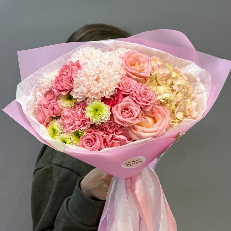 Nezhnij buket s gortenziej, rozami, diantusami i hrizantemami, standart