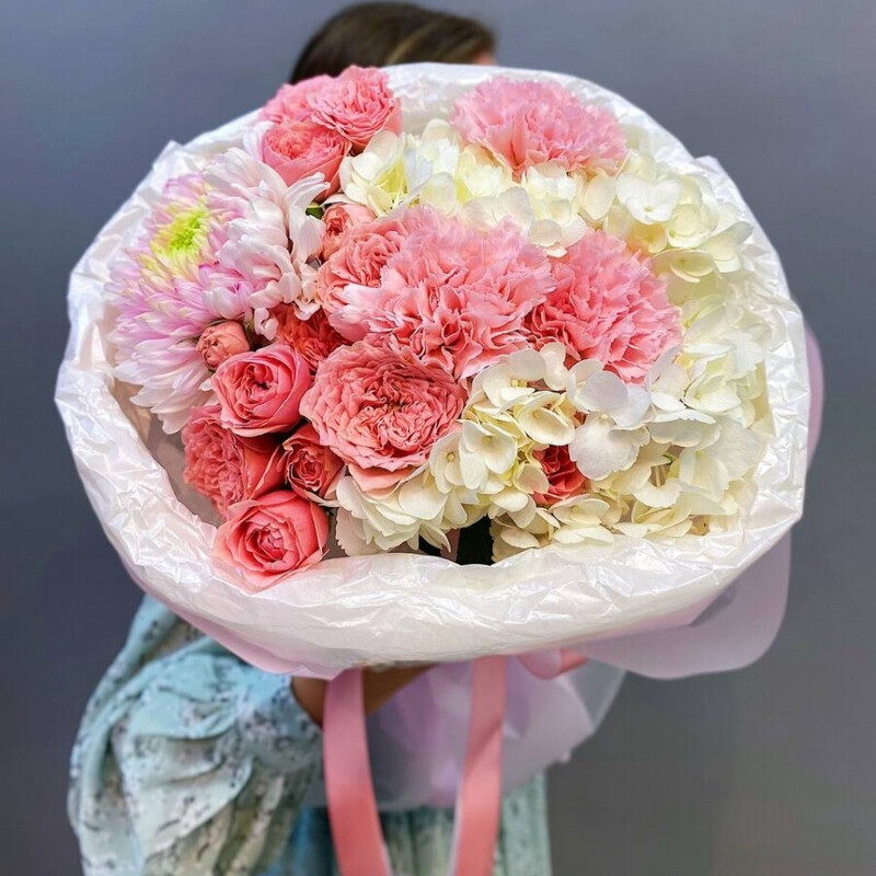 Buket s beloj gortenziej, hrizantemoj, diantusami i pionovidnimi rozami, standart