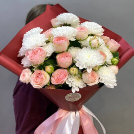 Buket s pionovidnimi rozami i hrizantemoj