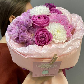 YArkij buket s hrizantemami, diantusami i rozami