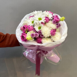 Buket s romashkovimi hrizantemami, pionovidnimi rozami i eustomoj