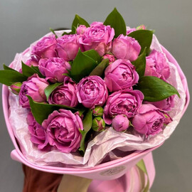 Букет из пионовидных роз и рускуса