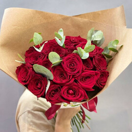 Букет из 21 кустовой розы с эвкалиптом