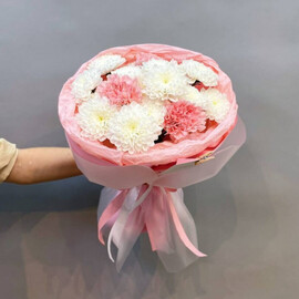 Стойкий букет хризантем с добавлением диантусов