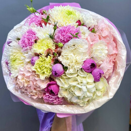 Pishnij buket s gortenziyami, kustovimi rozami i diantusami