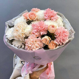 Нежный букет с пионовидными розами, хризантемами и диантусами