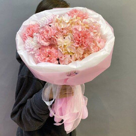 Нежный букет гортензия, кустовая хризантема и диантусы