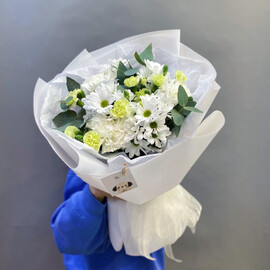 Стойкий букет из хризантем, диантусов и эвкалипта на 8 марта
