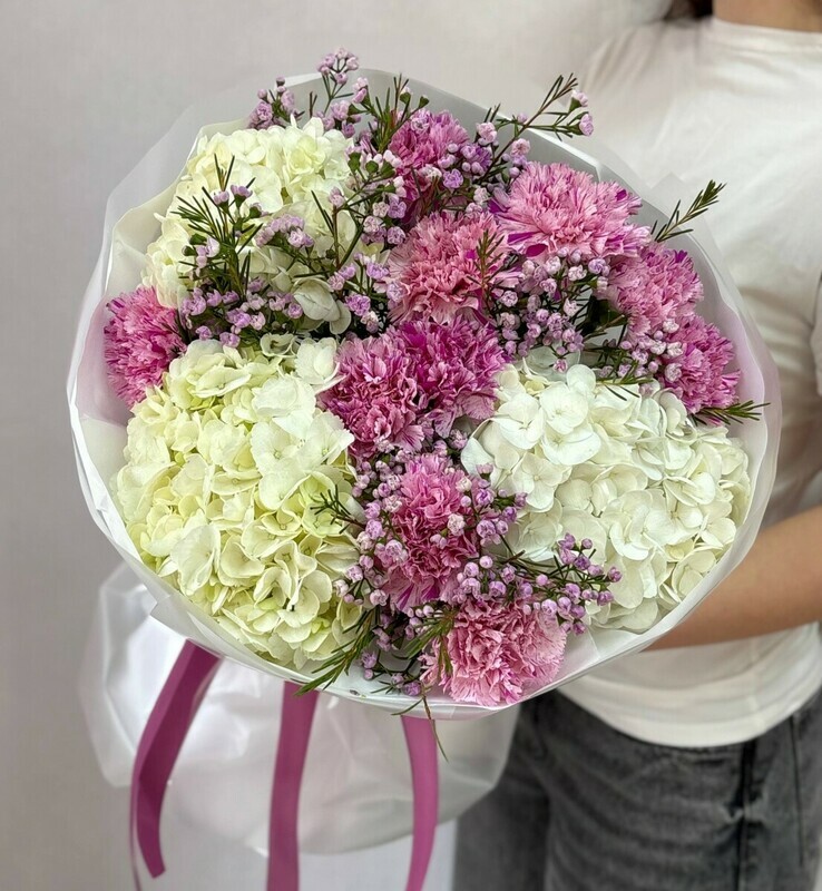 Buket iz gortenzij i diantusov «Burlesk», standart