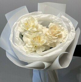 Delicate bouquet compliment white French rose