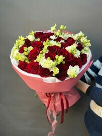 A gorgeous bouquet with a rose and an eustoma