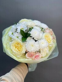 Creamy bouquet with peony-shaped roses