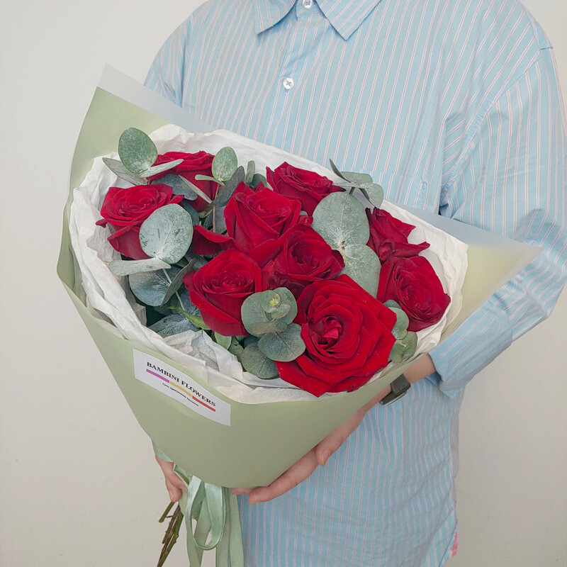 букет красных роз с эвкалиптом, стандартный
