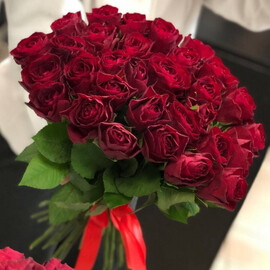 букет из 31 красной розы кении