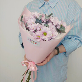 Букет с хризантемой и эвкалиптом 