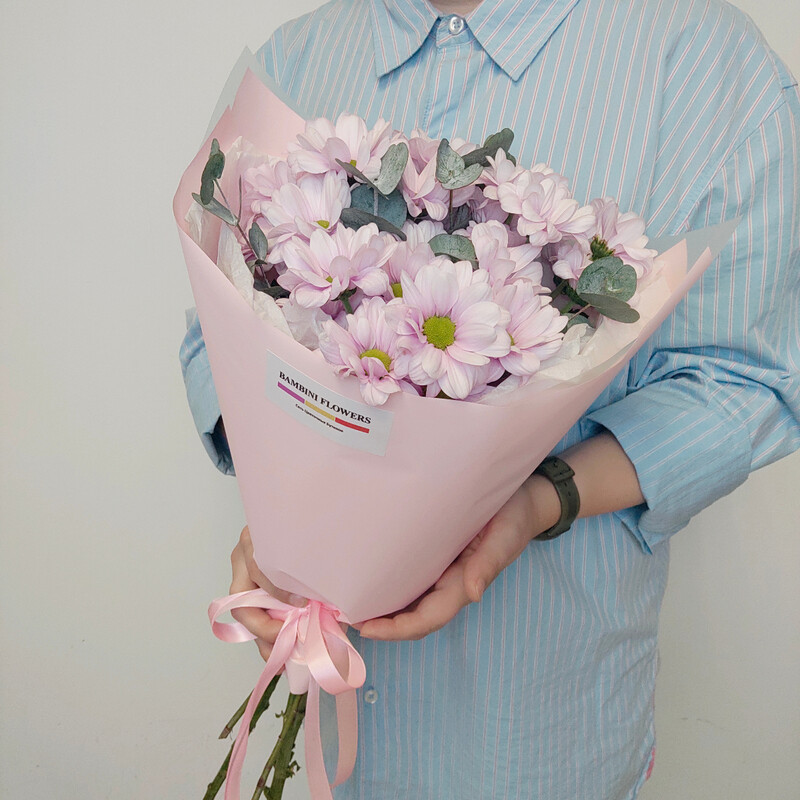 buket iz rozovoj hrizantemi i evkalipta, standart