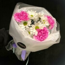 Яркий сборный букетик с хризантемой и гвоздикой