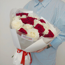 buket iz belih i krasnih roz