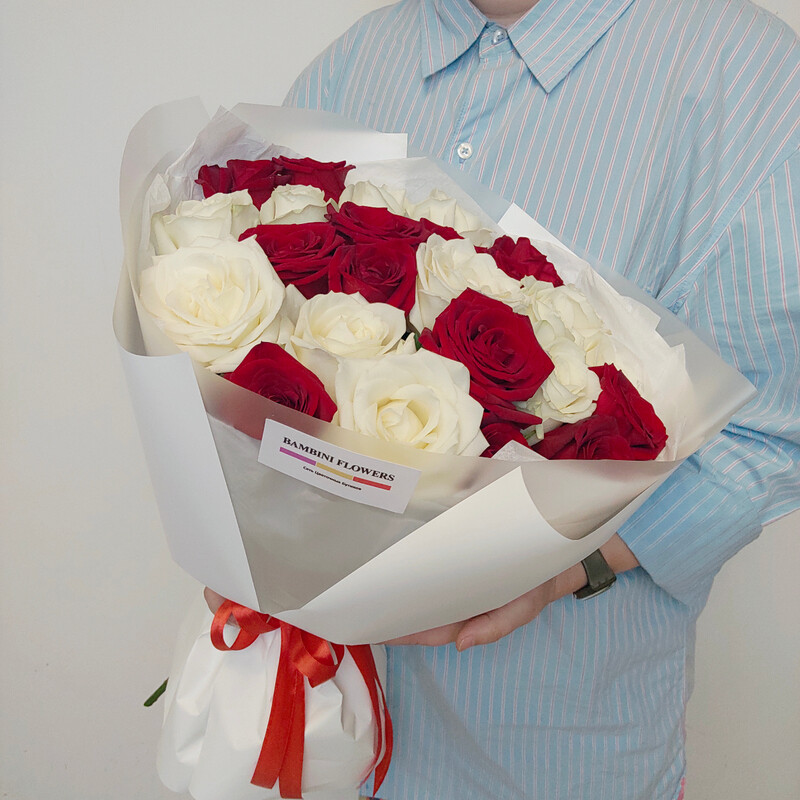 buket iz belih i krasnih roz, standart