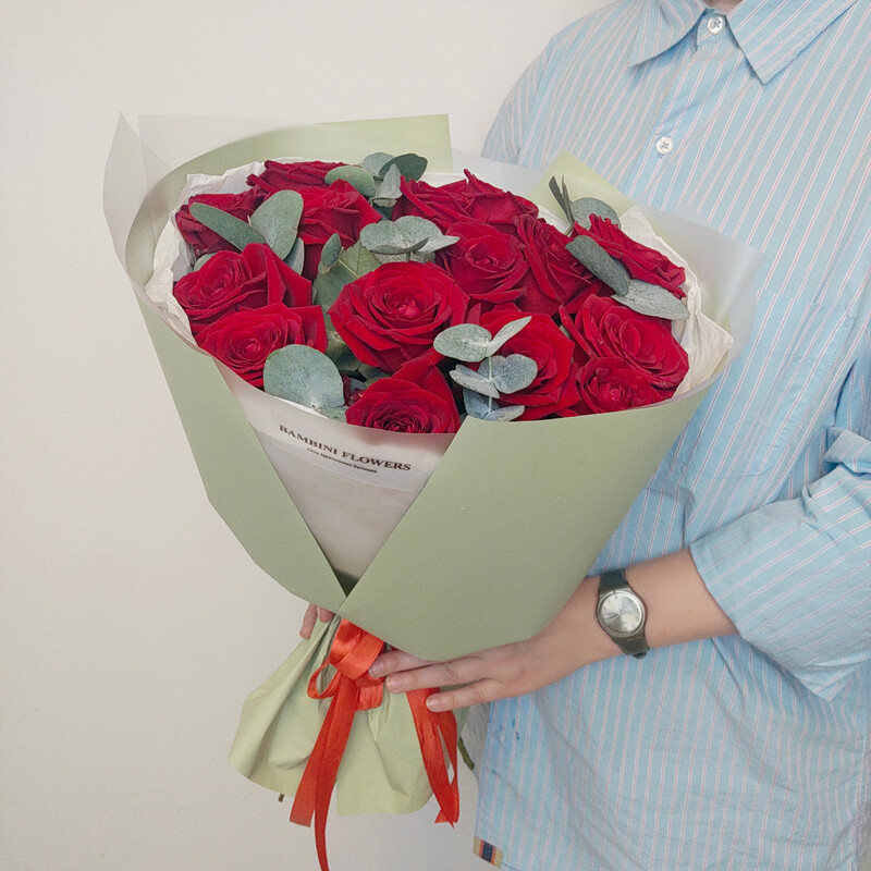букет с красными розами и эвкалиптом, стандартный