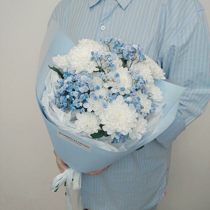 Sbornij buket s goluboj gipsofiloj, standart