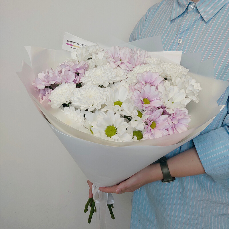 Buket sbornij s hrizantemami dlya mami, standart