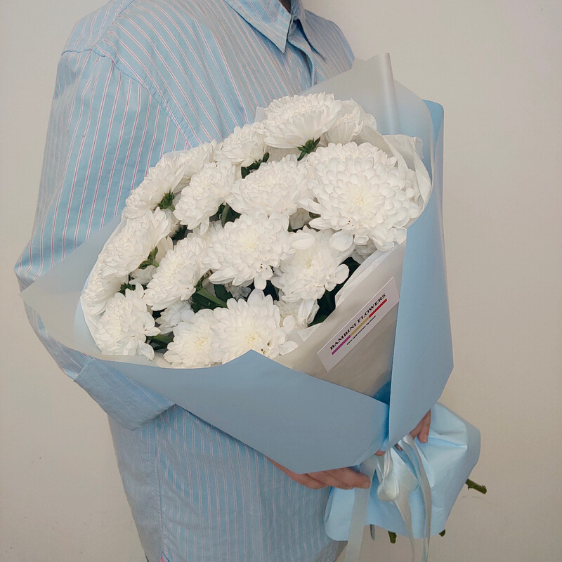 букет из белой кустовой хризантемы Алтай, 5 белых хризантем