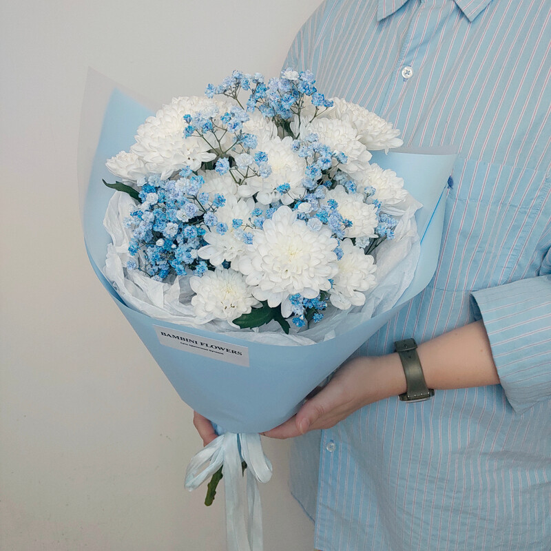 Sbornij buket s goluboj gipsofiloj dlya mami, standart