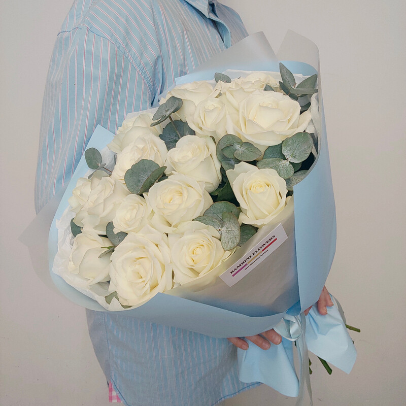 букет белых роз с эвкалиптом, стандартный