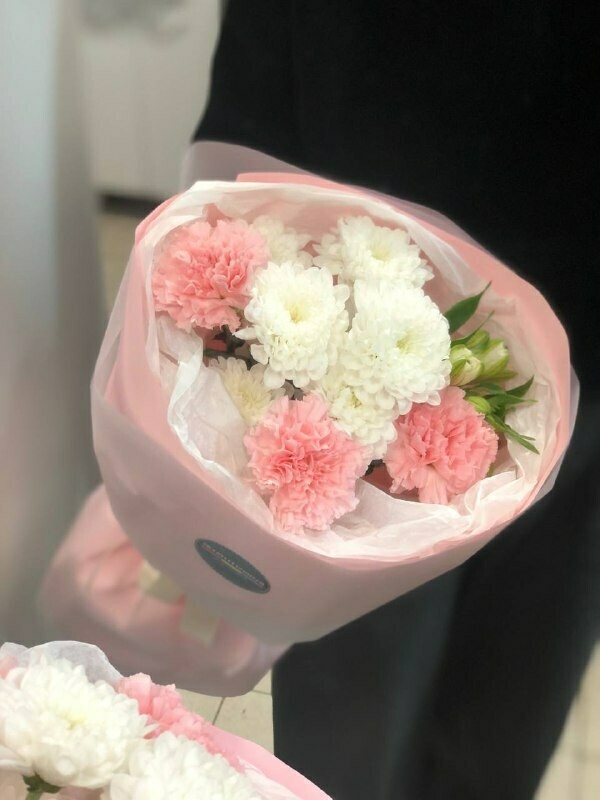 Сборный розовый букет из гвоздик и хризантемы, стандартный