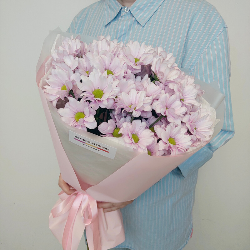 buket iz rozovoj romashkovoj hrizantemi, 5 rozovih hrizantem