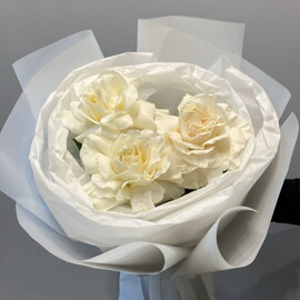 Нежный букет комплимент белая французская роза
