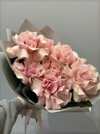 Nezhnij buket rozovie frantcuzskie rozi lyubimoj devushke