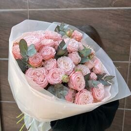 ХитВоздушный нежный букет из премиальной кустовой пион розы и эвкалипта 